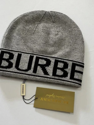Burberry mössa grå  - Som ny 