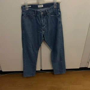 Jeans  - Säljer dessa Jack and Jones jeans i storlek 30 30 modellen heter Loose crhis 