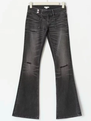 Grå bootcut jeans från Gina Tricot - Snygga low waist grå bootcut jeans med slitningar på knäna. Säljer då dem är lite små men endast använda få gånger! Helt utan defekter, därför priset, men går att diskutera. 💕