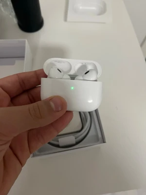 AirPods Pro (2nd generation, USB-C) - Säljer AirPods Pro 2nd generation med USB-C och magnetiskt laddningsetui. Komplett med originalförpackning, laddningskabel och etui. Hörlurarna och etuiet är i fint skick, inga synliga defekter eller större slitage. Perfekt för trådlös musik och samtal med aktiv brusreducering.