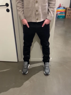 Svarta tiger jeans - Tja! Säljer ett par tiger of Sweden Sharp jeans! Storlek 33/34. Nypris 1799kr. Modellen är 183cm och väger 70kg