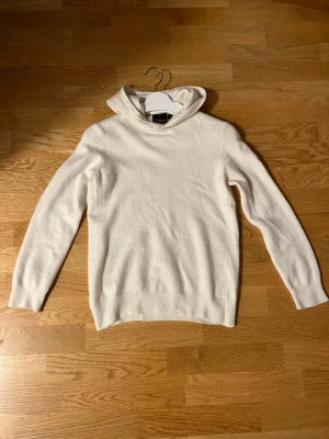 Vit kashmirhoddie från Oscar Jacobson -  vit kashmirhoddie från Oscar Jacobson Tillverkad i Italien och är riktigt sköööön 