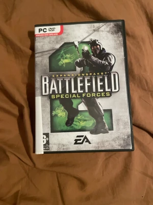 Battlefield 2: Special Forces (PC Expansion) - Battlefield 2: Special Forces expansionspaket till PC. Komplett med fodral och skiva. Skivan har några synliga repor men är i spel skick. Perfekt för samlare eller retrospelare som vill uppleva klassisk action.