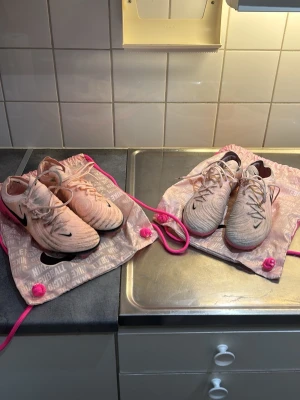 Nike fotbollskor phantom gx - Hej säljer fotbollskor phantom gx i både ag och fg. Ni får med båda skorna och påse tillkommer. Har använts totalt 5 gånger och är därför lite smutsiga annars inga fel alls på de båda! Ny pris för båda 5200 mitt pris 2500