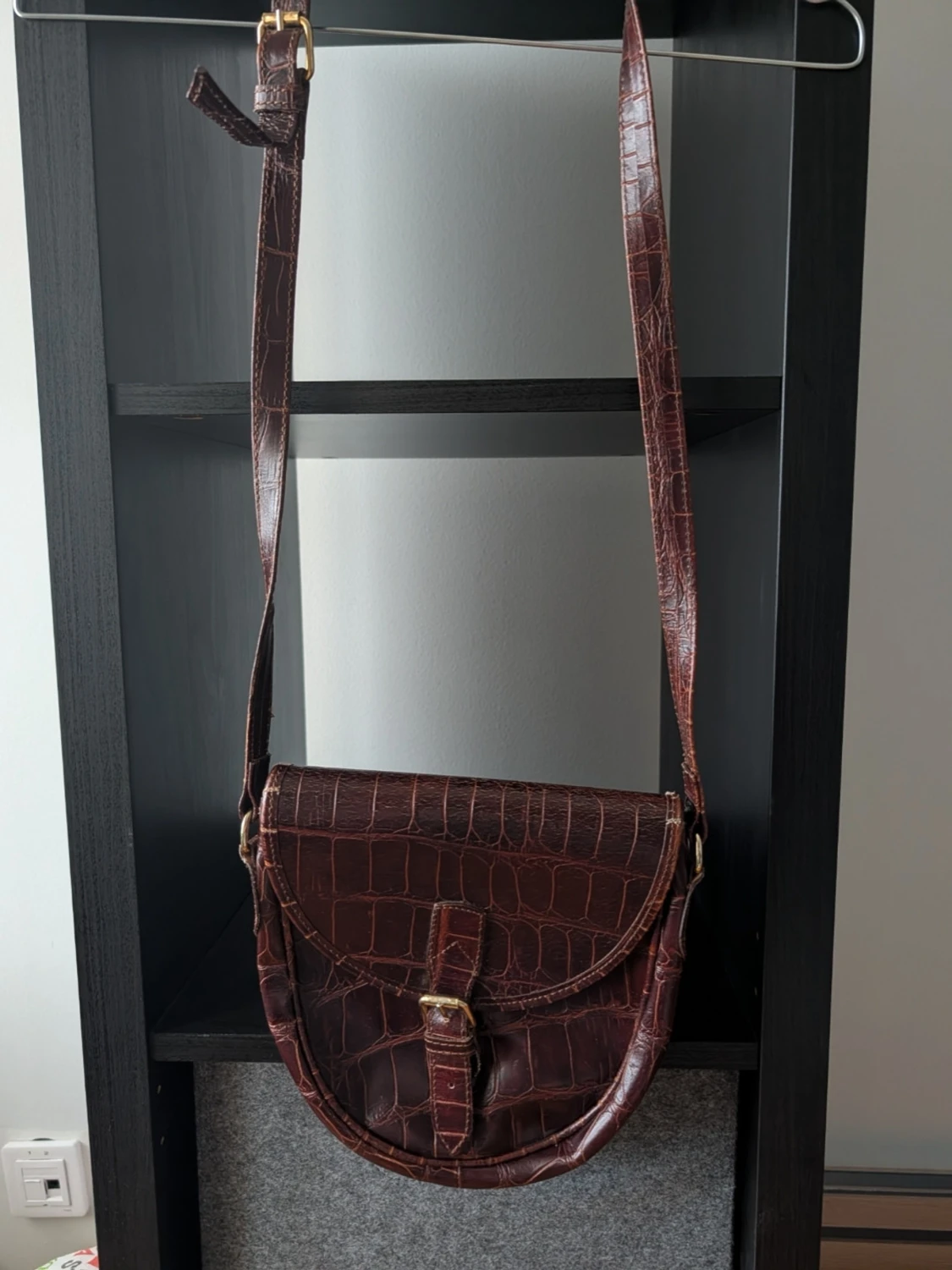 Brun axelväska i skinn med krokoprägling - 1