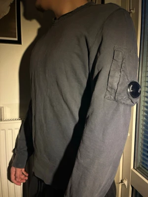 Cp company tröja - Den är äkta och är köpt i Italien för ungefär 10 år sen. Alla bilder fick inte plats i artikeln här, så fråga privat om mer bilder om du vill kontroller om hur äkta den är. Priset går att diskutera och den har ett 1 cm hål under ena armhålan som jag har sytt ihop ( inget som syns eller märks )