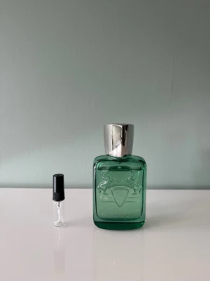 2 ml sample/doftprov av Parfums de Marly Greenley - Ett sample på 2 ml av Parfums de Marly Greenley. Det är en fräsch och träig unisexdoft som passar perfekt för för våren och sommaren. Våra samples är helt nya och är gjorda av glas. Det är fritt fram att skriva till oss om ni har frågor.