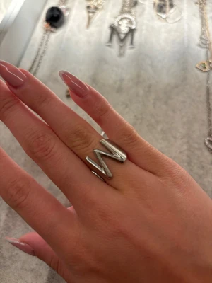 Silver ring med M - Jätte söt ring