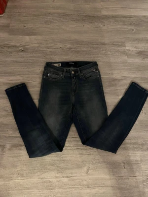Replay Luzien skinny jeans blå - Snygga Replay Luzien jeans i mörkblå tvätt med skinny fit och klassisk femficksdesign. Jeansen har en smal passform, normal midja och är tillverkade i stretchig denim för extra komfort. Perfekta till sneakers eller boots.