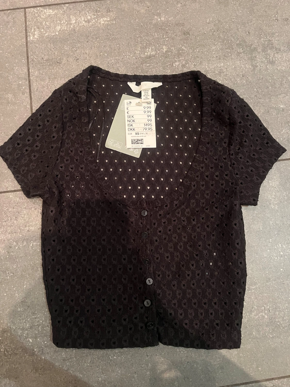 Svart blus med hålmönster från H&M