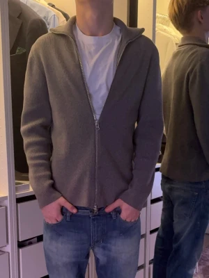 Grå cardigan från Ljung - Grå cardigan | Ljung by Marcus Larsson | Storlek M | nypris: 1500kr | tveka inte att höra av er vid eventuella frågor. 