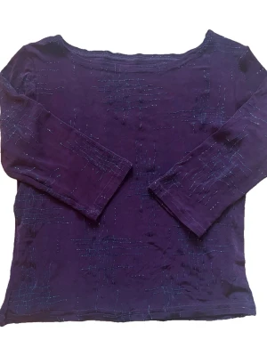 Vinröd topp - Helt unik topp i vinrött (syns dåligt på bilden) med svartrutigt mönster som glittrar. Stretchigy material men avslappnad passform med 3/4-läng ärmar.