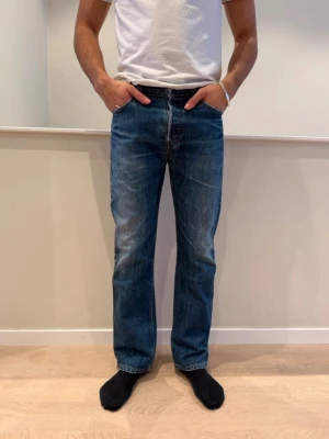 Levi's 501 blå jeans straight fit - Säljer ett par sjukt feta Levis jeans i modellen 501 med en snygg ”stonewash”. Jeansen had snygga slitningar nedtill och är i storlek W30 L32. De har en rak och lite större passform. Hör av er vid funderingar!