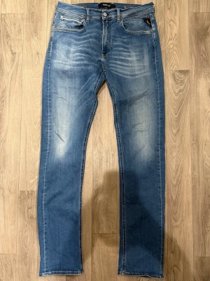 Replay Grover Hyperflex Jeans Blå - Sjukt snygga och sköna Replay Grover Hyperflex jeans i mycket fint skick i storlek W33/L34. Mått - Midja: 41cm, Benlängd: 112cm. Modellen är 185cm & 63kg. Hör av dig vid funderingar!🤝