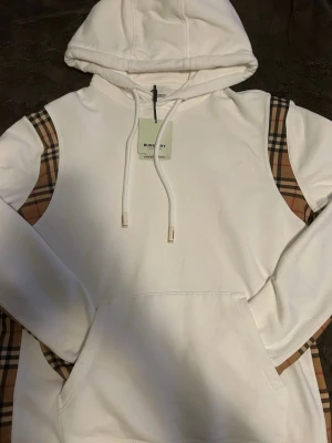 Burberry hoodie - Säljer en vit burberry hoodie i storlek M. Vid frågor eller funderingar är det bara att höra av sig.