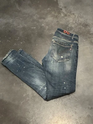 Dondup med slitningar - Dondup jeans | storlek 29 | snabb frakt|          |pris 750kr | hyfsat skick | modell george skinny fit kanske inte passar allas smak men ni ser hur den sitter på sista bilden | hör av dig vid frågor/funderingar 😁