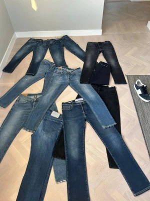 Blåa jeansbyxor i olika tvättar - Säljer flera par klassiska blå jeansbyxor i olika tvättar och nyanser. Modellerna varierar från ljus till mörk denim, vissa med slitningar och raka ben. Perfekta för dig som vill ha ett par snygga och bekväma jeans till vardags. Flera olika passformer och stilar.