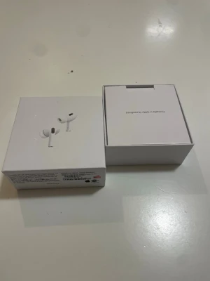 Apple AirPods Pro - Säljer ett par Apple AirPods Pro i originalförpackning med laddningsetui och laddkabel. Allt ser komplett ut och i mycket fint skick, perfekt för dig som vill ha trådlösa hörlurar med aktiv brusreducering och hög ljudkvalitet. Inga synliga defekter eller slitage.