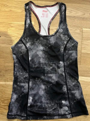 Svart träningslinne från Crivit - Säljer ett svart och grått träningslinne från Crivit i storlek S. Passar perfekt för träning eller gym.