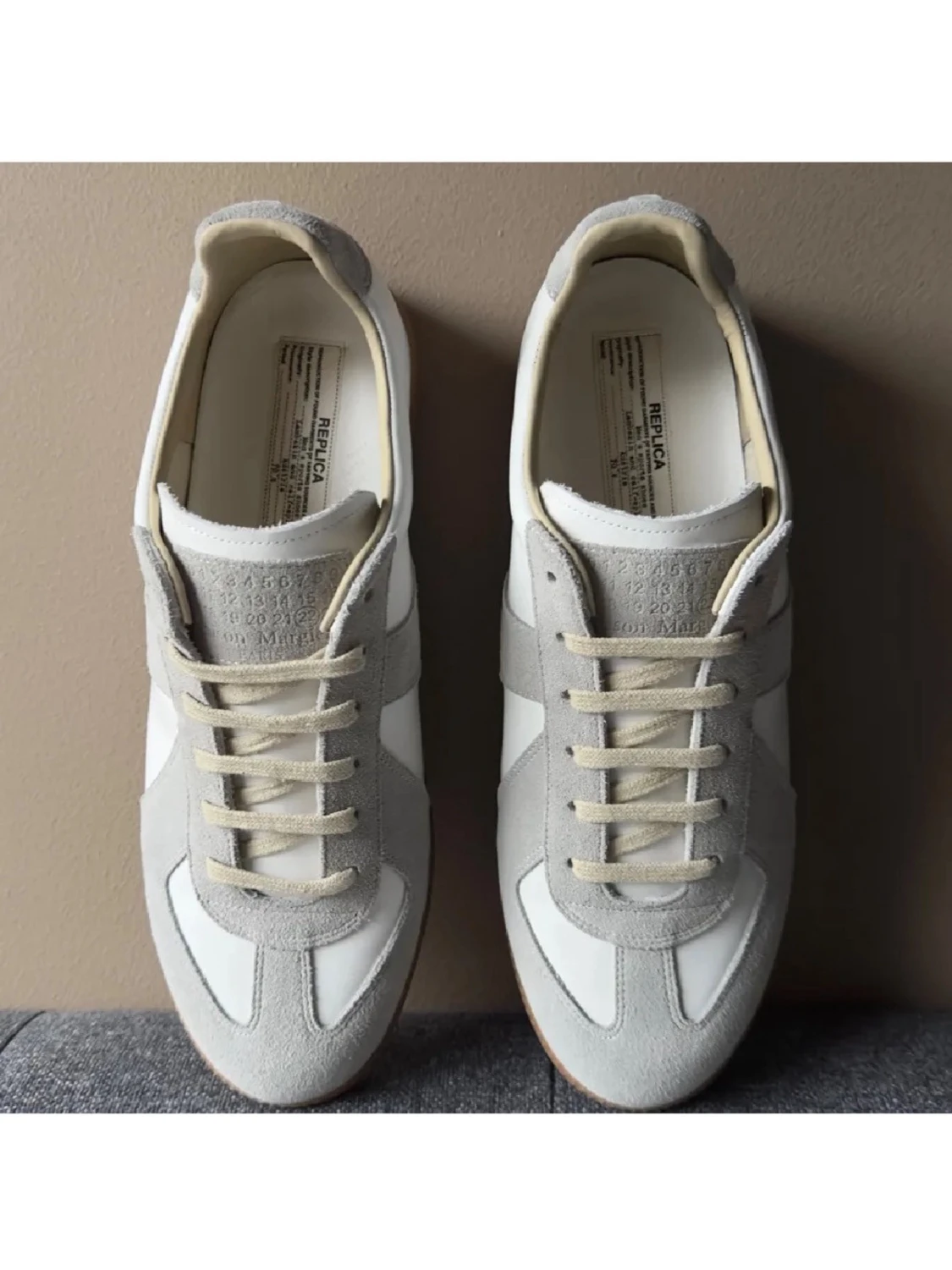 Vita och grå sneakers med mockadetaljer - 1