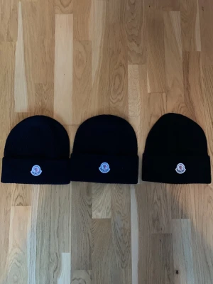 Moncler mössa - Säljer en riktigt schysst moncler mössa i svart klassisk färg. Priset är ej hugget i sten! Tveka inte att skriva vid frågor/funderingar🤩🤝           Pris: styck 249kr | alla 3 649kr