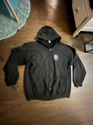 Svart sip upp hoodie  - Jag säljer min sip upp hoodie med en print av en ledare i mexeco på 1800/1900 talet 