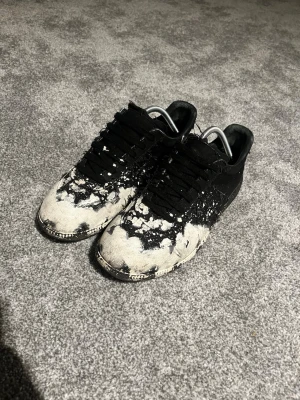 Masion margiela gats vit färgstänk - Ett par otroligt feta masion margiela gats. Perfekt för dig som vill sticka ut. Tveka inte på att ställa frågor!