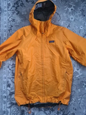 Patagonia skaljacka - En snygg Patagonia skaljacka I orange I storlek M. Den är vattentålig och är I mycket bra skick! Hör av dig vid funderingar☺️