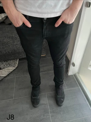 Svarta jeans Jack & Jones - Säljer ett par svarta jeans från Jack & Jones. Med Slim fit/Glenn passform. Hör av er vid minsta funderingar!