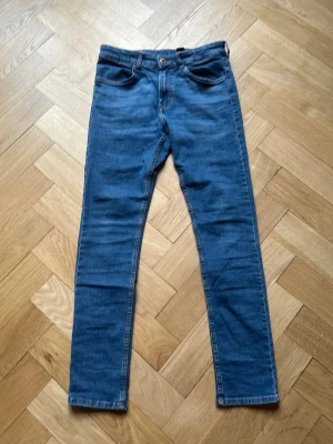 Blå jeans  - Säljer ett par blå jeans från Klassisk  med smal passform och normal midja. Jeansen har snygga kontrastsömmar och är tillverkade i mjukt denimtyg🤩. 