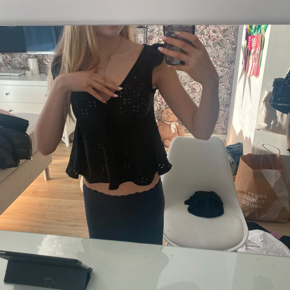 Svart blus med volang och knyt