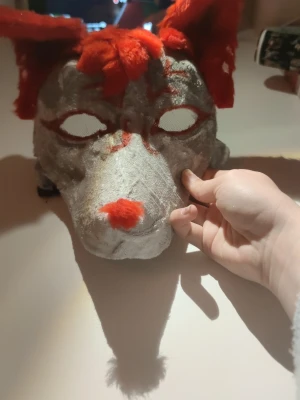 Therian mask  - Bild 1 hur den ser ut, bild 2 lugg borttagen och öron upp, bild 3 öron ner ( öronen är böjbara ) bild 4 hur baksidan ser ut, bild 5 hur bar man ser ut ur den 