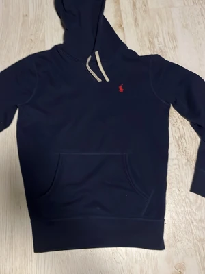 Ralph lauren hoodie - En Ralph lauren hoodie i bra skick.