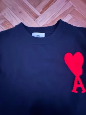 Ami Paris  - Säljer en helt ny ami Paris tröja tröjan är helt oanvänd och är i ett helt nytt skick priset kan alltid diskuteras 