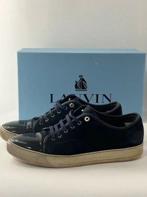 Lanvin skor - Säljer dessa feta marinblåa lanvinsen. Skick 8/10. Låda och dustbag skickas med. Storlek 45 men passar även större fötter.