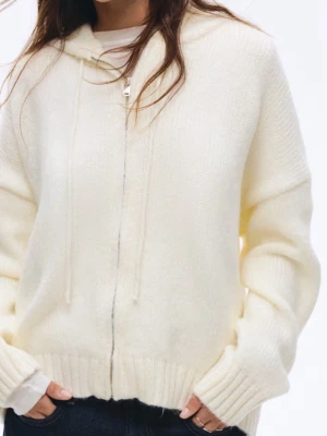 Stickad Luvtröja  - Helt ny aldrig använd stickad munkjacka. Mjukt och skönt material men väldigt stor i storleken. 