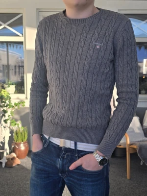 Gant Stickad Tröja - Supersnygg grå Ganttröja i storlek Medium men drar åt Small-hållet. Skriv om du undrar något! 😄