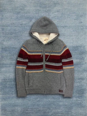 Hollister Hoodie - Grå zip hoodie ifrån Hollister. Det är väldigt skön fodring i luvan och inuti tröjan. Den är i storlek S men passar bra på mig och jag är 184cm. Skicket är som nytt. Hör av dig vid frågor eller bilder!🙌