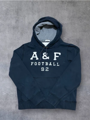 Vintage Abercrombie & fitch hoodie - Säljer en brutalt fet abercrombie & Fitch hoodie, står XXL men sitter som en S/ M. Lite urtvättad men bidrar mer till vintage looken. Pris kan diskuteras 😊