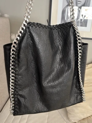 Väska från tiamo❤️ - Säljer denna jätte snygga väskan ifrån tiamo då jag har för mycket väskor jätte snygg och passar perfekt som skolväska till exempel du får plats med mycket dator m.m!!🥰🌸