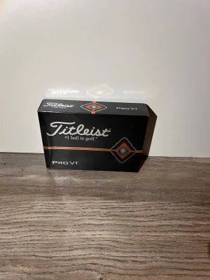 Titelist PRO V1 oöppnad  - Fått i julklapp, säljer eftersom jag spelar hellre med billigare bollar.  Helt oöppnad därav priset