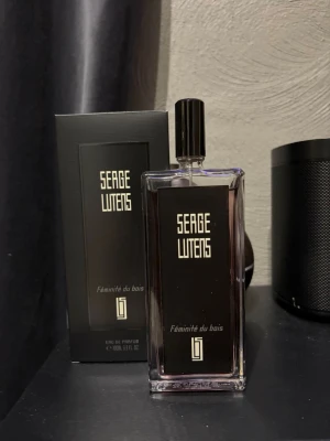 Serge Lutens Féminité du bois - Upptäck Serge Lutens Féminité du bois – en ikonisk Eau de Parfum på 100 ml, tillverkad i Frankrike. Perfekt för dig som vill ha något unikt och stilrent i din doftsamling.