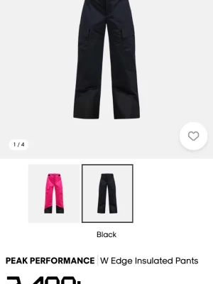 Svarta täckbyxor Peak Performance S - Helt nya med prislappen kvar. Svarta täckbyxor från Peak Performance i storlek S. Tillverkade i slitstarkt syntetmaterial som är perfekt för vintern. Vattentäta/vindtäta. Nypris 2499kr, bud från 900kr men priset kan diskuteras 