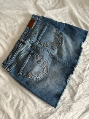 Blå jeanskjol från Hollister - En jeanskjol från hollister! Jätte snygg🥹💕! W28 i midjan!! 🥰🥰