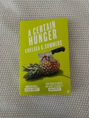 A Certain Hunger - En mörk, provocerande och unik roman om sex, mat och farliga begär. Följ Dorothy Daniels, en matkritiker med smak för det förbjudna, i en berättelse fylld av svart humor, dekadens och oväntade vändningar. Perfekt för dig som gillar spänning och oväntade hjältinnor.