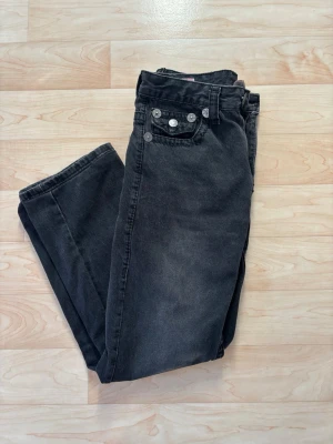Svarta True Religion jeans straight fit - Jeansen är uppklippt till mig som är 158cm men de är fortfarande lite långa så tror de passa up till 165. Waiste är fortfarande stora för mig då jag behöver bälte. 