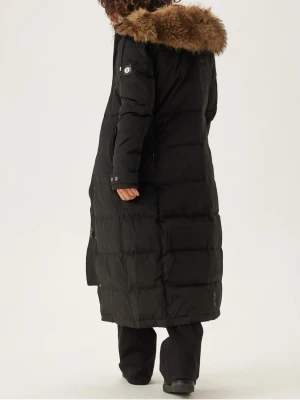 Svart lång dunjacka Hollies - Lång svart dunjacka från Hollies med stor huva och fejkpälsdetalj. Jackan har quiltad design, dragkedja och knappar, samt en patch med Hollies-logga på ärmen. Perfekt för kalla vinterdagar och riktigt snygg till både jeans och boots.