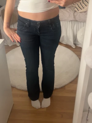 Mörkblå bootcut jeans från LTB Valerie - Säljer ett par mörkblå/nattblå jeans från LTB, modell Valerie. Jeansen har klassisk femficksdesign, normal passform och bootcut-ben. Tillverkade i mjukt denimtyg som sitter skönt på kroppen. Perfekta för dig som gillar en tidlös och clean look.