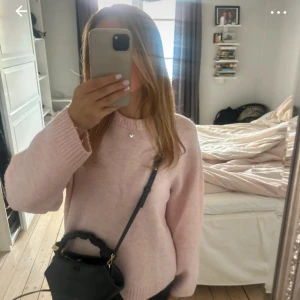 Ljusrosa stickad slutsåld tröja  ginatricot  - Supermysig ljusrosa stickad tröja med rund halsringning och ribbade muddar. Tröjan har en loose passform och långa ärmar, perfekt för att hålla sig varm och snygg under kyliga dagar. Väldigt noppring! Helt slutsålda och supertrendig !