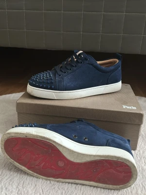 Christian louboutins  - Säljer dessa skor med röda sulor, storlek 41, saknas en spik på vardera sko, en skickas med, knappast använda. De rengörs innan de fraktas.